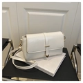 Bolso bandolera beige elegante con colgante de corazón dorado y correa ajustable - Blanco