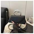 Minimalistische schwarze Trapez-Handtasche mit silbernem Metallgriff und Lederriemen - Schwarz