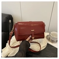 Bolso bandolera rojo oscuro en cuero sintético con cierre de corazón dorado y correa - Burdeos