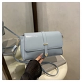 Bolso bandolera rectangular azul claro con correa y hebilla de corazón dorada - Azul