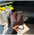 Detalle del bolso tipo saco de leopardo con cierre de cordón y cuentas plateadas - café