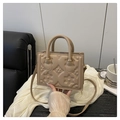 Khaki-Handtasche mit Blumenprägung und eleganten goldfarbenen Beschlägen für Damen - Khaki
