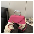 Fuchsia Trapez-Handtasche mit silbernem Metallgriff und passendem schmalem Schultergurt - Rosarot