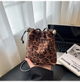 Detalle del bolso de leopardo con cordones negros y cuentas metálicas de ajuste - Marrón