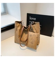 Dettaglio borsa tote marrone con motivo a lettere, tracolla a catena e pochette abbinata - Cachi