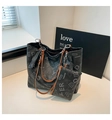 Dettaglio della borsa tote nera stampata con pochette coordinata e fibbie in argento - Nero