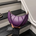 Elegante bolso de hombro media luna morado plisado con hebilla metálica dorada - Morado