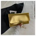 Borsa a busta dorata metallizzata con trama incrociata e tracolla a catena - Oro
