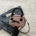 Elegante borsa a tracolla pieghettata rosa con motivi a fiocco nero e manico chic - Senza Ciondolo / Rosa