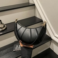 Bolso de hombro media luna negro minimalista con textura plisada y detalles dorados - Negro