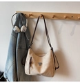 Bolso tote beige minimalista con correas marrones y logo metálico en escena de estilo - Blanco Roto