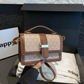 Bolso de hombro bicolor en beige y marrón con textura geométrica en relieve - Marrón