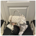 Bolso bandolera acolchado crema con cadena dorada y detalle de pañuelo de seda - Blanco