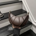 Bolso media luna plisado marrón oscuro minimalista en cuero mate con correa de hombro - café