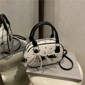 Borsa Boston bianca a pieghe con fiocchi neri e ciondolo di perle elegante - Con Ciondolo / Bianco
