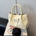 Bolso blanco leche con textura tejida, patrón de cocodrilo y correa de hombro ajustable - Beige