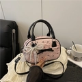 Borsa Boston rosa con fiocco in pizzo e perle, manici neri su superficie in tessuto - Con Ciondolo / Rosa