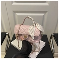 Bolso bandolera rosa acolchado con cadena dorada y asa decorativa con pañuelo - Rosa