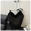 Sac fourre-tout rétro en daim noir mat avec grande capacité et bandoulière élégante - Noir