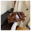 Bolso de mano plisado marrón oscuro con acabado brillante y remaches dorados - café
