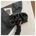 Bolso de mano nube negro brillante con remaches dorados y diseño plisado - Negro
