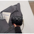 Detalle de mini bolso acolchado negro con cadena dorada y hebilla de bola ajustable - Negro
