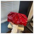 Bolso de mano rojo fruncido con remaches dorados en piel de charol brillante - Rojo