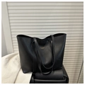 Gros plan d'un sac cabas en cuir noir avec inscription dorée Fashion & Bags élégante - Noir