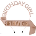 Makroaufnahme von roségoldenem Birthday Girl Haarreif mit glitzernder Schärpe Set - Roségold