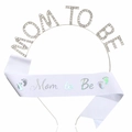 Dettaglio del cerchietto Mom To Be con strass e fascia in raso bianco con orme di bimbo - Bianco (Set 2 Pezzi MOM TO BE)