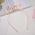 Cerchietto in oro rosa con scritta Bride e motivo a diamante su sfondo di rivista di moda - Oro rosa