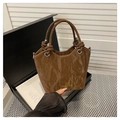 Braune gefaltete Beuteltasche mit DX-Logo und dekorativem verknotetem Handgriff-Design - Kaffeebraun