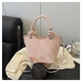 Rosafarbene Eimertasche mit Marmorstruktur, Knotengriff und goldenem Logo - Rosa