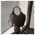 Détails du sac seau marron chocolat en similicuir brillant avec poignée nouée élégante - café