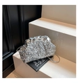 Detailansicht der silbernen Pailletten-Cloud-Tasche mit Metallrand und Kette - Silber