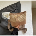Detail van beige gewatteerde tas met V-patroon schouderband en goudkleurige accenten - Khaki