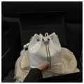 Bolso tipo cubo blanco brillante de cuero encerado con cadena de perlas y cordón chic - Blanco