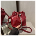 Bolso saco burdeos brillante de piel sintética con cadena de plata y detalle de perla - Rojo