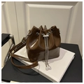Borsa a secchiello in pelle cerata marrone scuro con catena d'argento e perla - Caffè