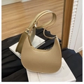 Bolso hobo dorado en forma de media luna con textura litchi sobre fondo minimalista - Dorado