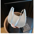 Bolso de hombro plateado de media luna con textura de grano y diseño moderno - Plateado