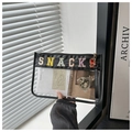 Gros plan sur la trousse en PVC transparent avec broderie SNACKS et zip noir - Noir