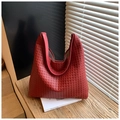 Detalle del bolso hobo de punto rojo que muestra la textura y su gran capacidad - Rojo
