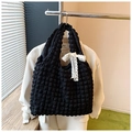 Borsa tote nera con trama a bolle e fiocco in pizzo bianco per un look dolce e raffinato - Nero