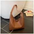 Bolso tote tejido marrón con textura de diamante y correa ancha para uso diario casual - Marrón