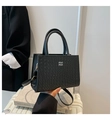 Mini borsa quadrata nera intrecciata con manici e tracolla regolabile rimovibile - Nero