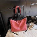 Rosa Nylon-Tragetasche mit schwarz-weiß geflochtenem Seilriemen im japanischen Stil - Fuchsia