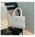 Borsa a tracolla bianco perla con texture intrecciata, logo argento e doppi manici - Bianco