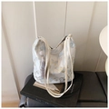 Bolso tote de lona blanca con elegante bordado de mariposas azules y doradas y borla - Blanco