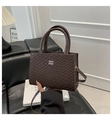 Mini borsa a tracolla marrone scuro con trama intrecciata, manici e logo chic - caffè